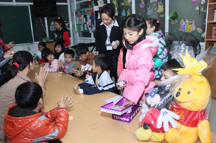 Cô bé Hà Phương (áo hồng) mang rất nhiều quà đến tặng cho các bạn ở Lớp học Hy vọng